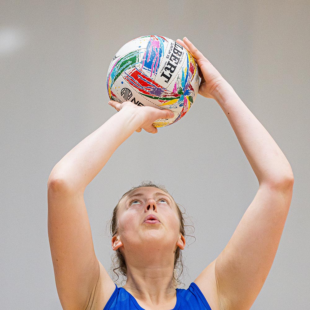 Team Bath Netball shooter Lucy Herdman looking up, lining up a shot